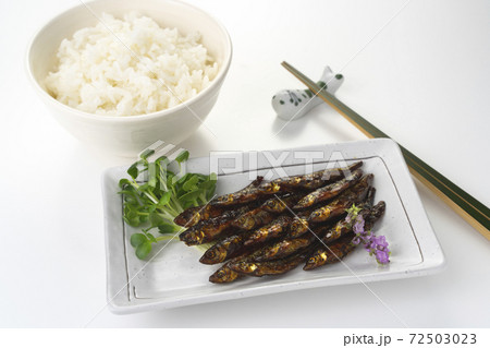 甘くてピリ辛のおいしいワカサギの佃煮でご飯 72503023