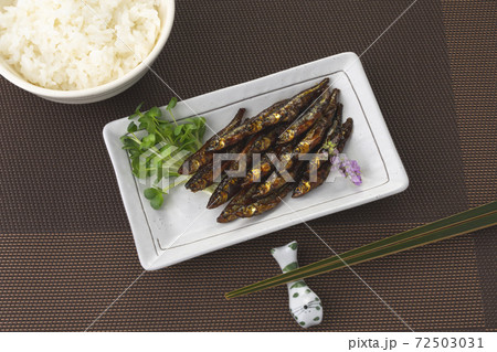 甘くてピリ辛のおいしいワカサギの佃煮でご飯 甘くてピリ辛のおいしいワカサギの佃煮でご飯 72503031