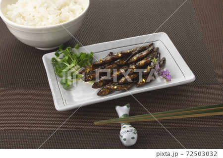 甘くてピリ辛のおいしいワカサギの佃煮でご飯 甘くてピリ辛のおいしいワカサギの佃煮でご飯 72503032