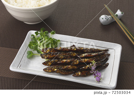 甘くてピリ辛のおいしいワカサギの佃煮でご飯 72503034