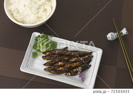 甘くてピリ辛のおいしいワカサギの佃煮でご飯 72503035
