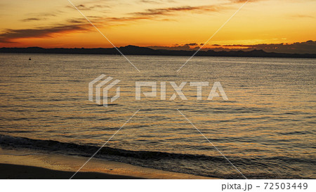 湘南三浦半島の神奈川県三浦市三浦海岸の朝日 72503449