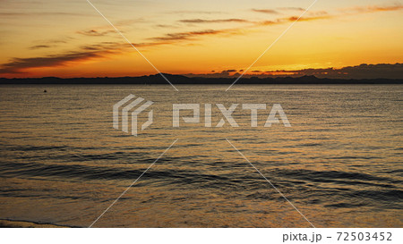 湘南三浦半島の神奈川県三浦市三浦海岸の朝日 72503452
