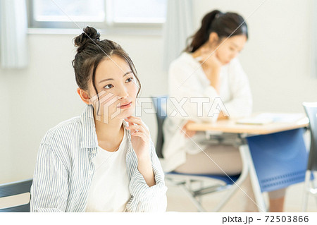 教室で授業を受ける女子大生 撮影協力:中央工学校附属日本語学校 教室で授業を受ける女子大生 撮影協力:中央工学校附属日本語学校 72503866