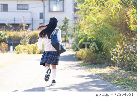 通学する制服の女子中学生 72504051