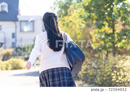 通学する制服の女子中学生 72504052