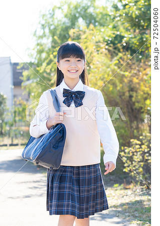 通学する制服の女子中学生の写真素材 [72504060] - PIXTA