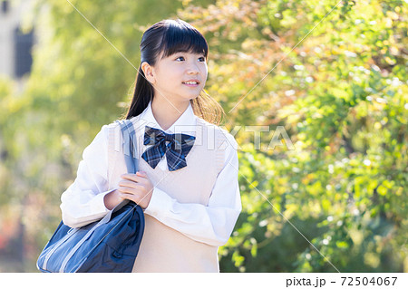 通学する制服の女子中学生 通学する制服の女子中学生 72504067