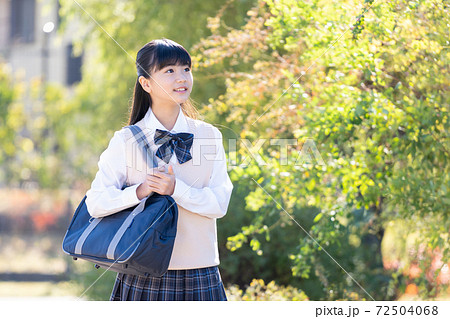 通学する制服の女子中学生 通学する制服の女子中学生 72504068