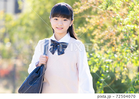 通学する制服の女子中学生 72504070