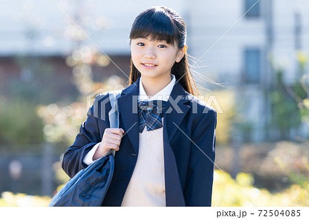 通学する制服の女子中学生の写真素材 [72504085] - PIXTA