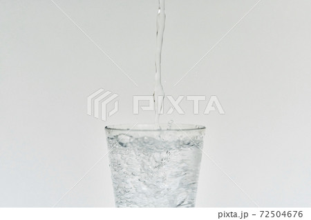 グラスに水を注ぐ 72504676