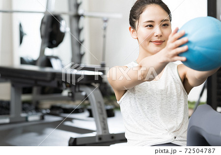 トレーニングする若い女性 72504787