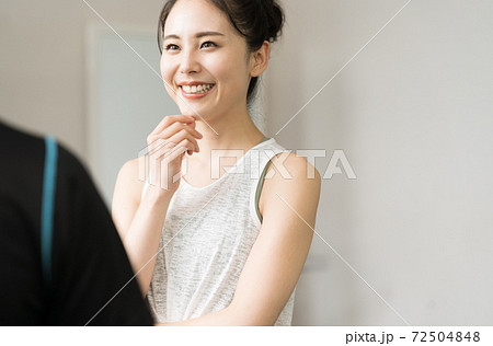 トレーナーのカウンセリングを受ける女性 72504848