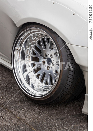 車のタイヤ ホイール Old Wheel Of The Carの写真素材