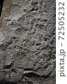 荒い岩肌 72505232