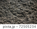 荒い岩肌 72505234