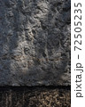 荒い岩肌 72505235