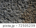 荒い岩肌 72505239