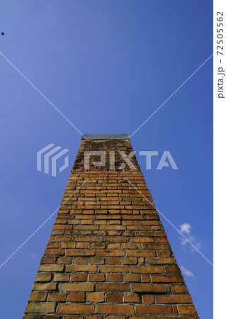 レンガ造りの煙突のある風景 レンガ造りの煙突のある風景 72505562