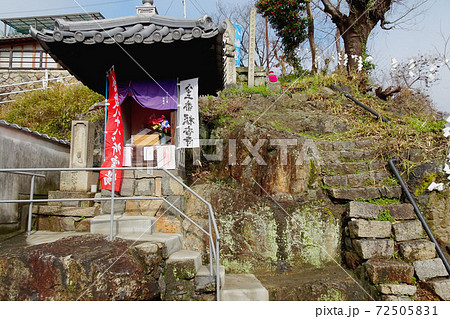 道に面した斜面のお堂（根香寺）／倉敷美観地区（岡山県） 72505831