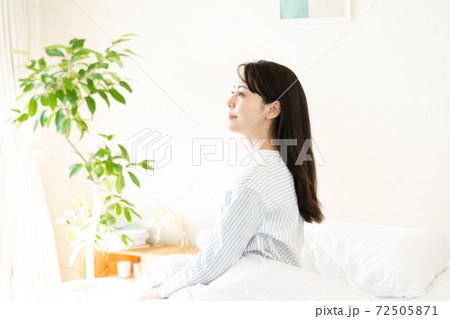 寝室で目覚める若い女性 寝室で目覚める若い女性 72505871