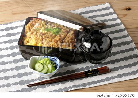 熱々ロースかつ重と漬物とお吸い物のセット 熱々ロースかつ重と漬物とお吸い物のセット 72505970