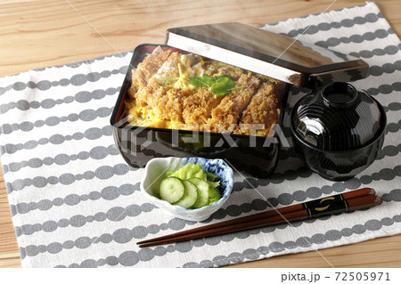 熱々ロースかつ重と漬物とお吸い物のセット 72505971