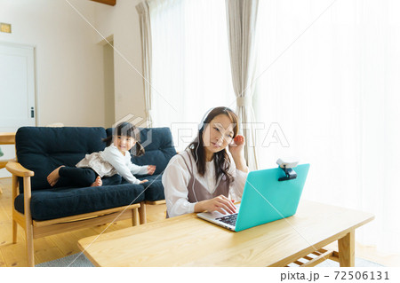 テレワークで働くママ 72506131