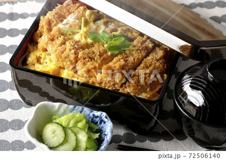 ロースかつ重と漬物とお吸い物のセット ロースかつ重と漬物とお吸い物のセット 72506140