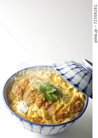 丼ぶりに入った熱々カツ丼を白背景で単品撮影の写真素材