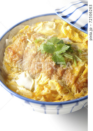 丼ぶりに入った熱々カツ丼を白背景で単品撮影 丼ぶりに入った熱々カツ丼を白背景で単品撮影 72506263