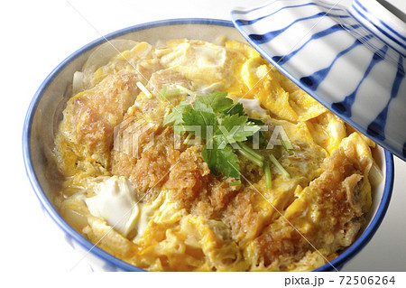 丼ぶりに入った熱々カツ丼を白背景で単品撮影 丼ぶりに入った熱々カツ丼を白背景で単品撮影 72506264