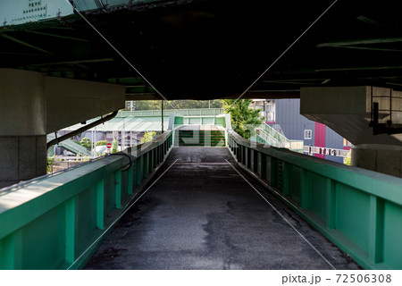 大阪府池田市住吉・中国自動車道の下を通る宮ノ前歩道橋 72506308