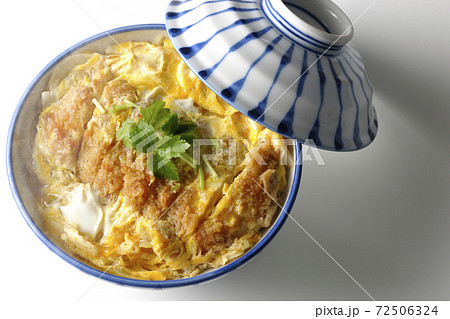 丼ぶりに入った熱々のカツ丼を白背景で単品撮影（俯瞰） 72506324