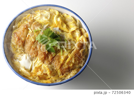 丼ぶりに入った熱々のカツ丼を白背景で単品撮影（俯瞰） 72506340