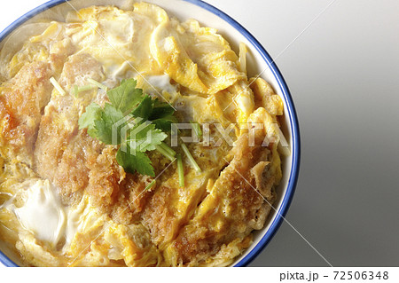丼ぶりに入った熱々のカツ丼を白背景で単品撮影(俯瞰) 丼ぶりに入った熱々のカツ丼を白背景で単品撮影(俯瞰) 72506348