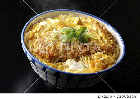 丼ぶりに入った熱々カツ丼を黒背景で単品撮影 丼ぶりに入った熱々カツ丼を黒背景で単品撮影 72506358