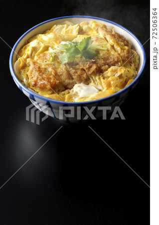 丼ぶりに入った熱々カツ丼を黒背景で単品撮影 丼ぶりに入った熱々カツ丼を黒背景で単品撮影 72506364