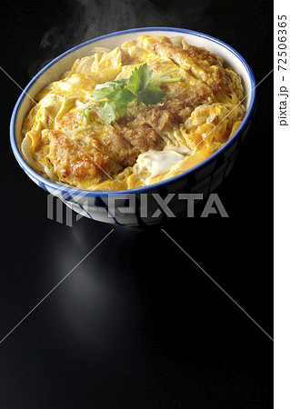丼ぶりに入った熱々カツ丼を黒背景で単品撮影 72506365