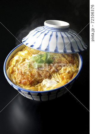 丼ぶりに入った熱々カツ丼を黒背景で単品撮影 丼ぶりに入った熱々カツ丼を黒背景で単品撮影 72506376