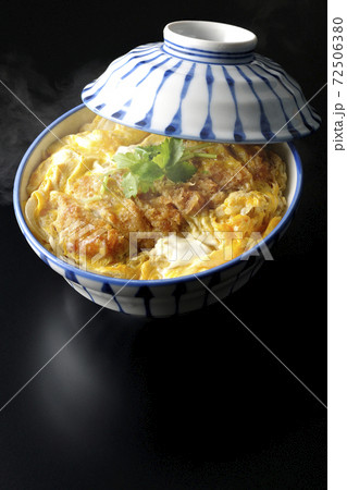 丼ぶりに入った熱々カツ丼を黒背景で単品撮影 丼ぶりに入った熱々カツ丼を黒背景で単品撮影 72506380
