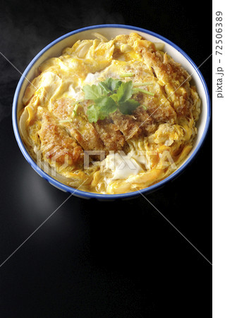 丼ぶりに入った熱々のカツ丼を黒背景で単品撮影（俯瞰） 72506389