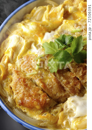 丼ぶりに入った熱々のカツ丼を黒背景で単品撮影（俯瞰） 72506391