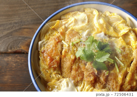 三つ葉が乗っている熱々かつ丼 俯瞰 の写真素材