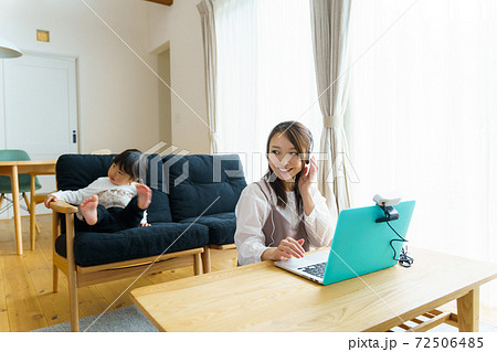 テレワークをするママ 72506485