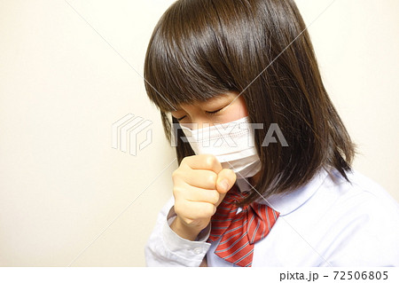 マスクをした女の子 体調不良 咳 くしゃみ 熱 マスクをした女の子 体調不良 咳 くしゃみ 熱 72506805