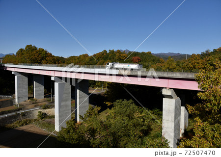 山梨の田舎の風景 中央高速 72507470