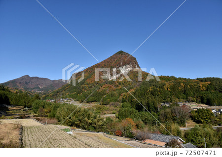 山梨の田舎の風景 太刀岡山 72507471