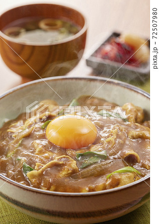 お出汁がきいたカレー丼 みそ汁付き 卵黄のせ お出汁がきいたカレー丼 みそ汁付き 卵黄のせ 72507980